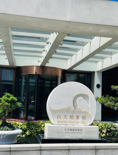 1982年，广州珠江边一座30多层的高楼即将封顶，军方突然下令：楼顶必须架高射炮