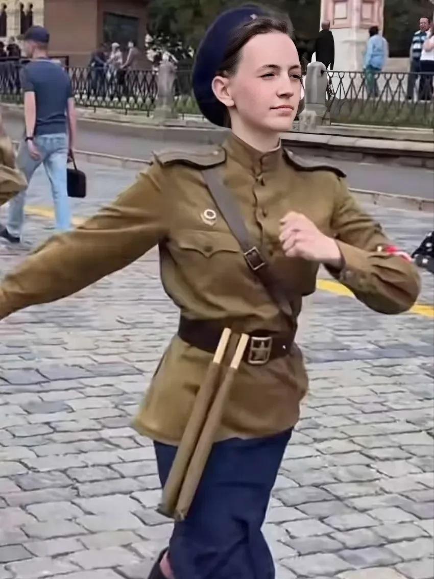 这名二战时期装束的“苏联”女兵英姿飒爽地走在红场胜利大道上，非常的威风，基本上走