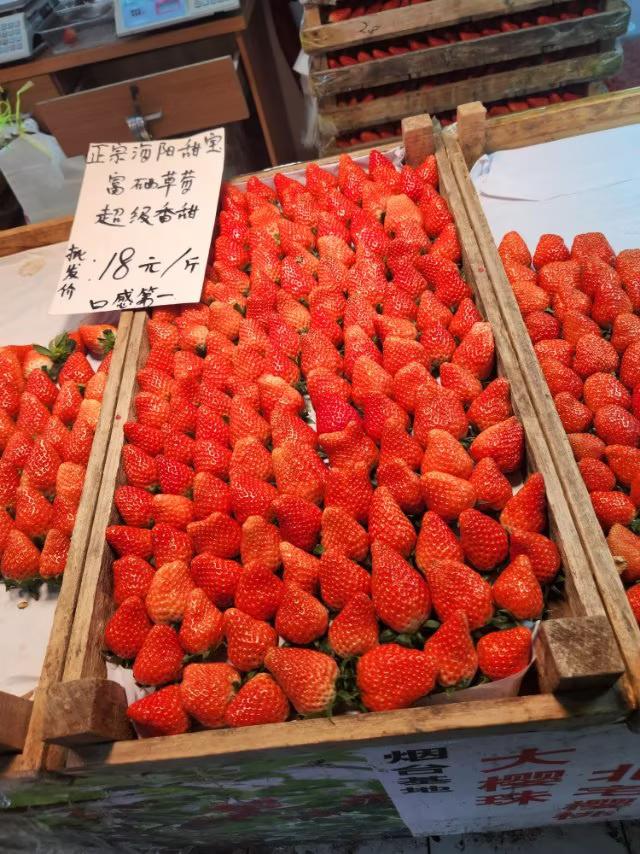 挑选草莓的小窍门选草莓时，重点观察颜色均匀度、自然果香、弹性触感及果蒂状态，避