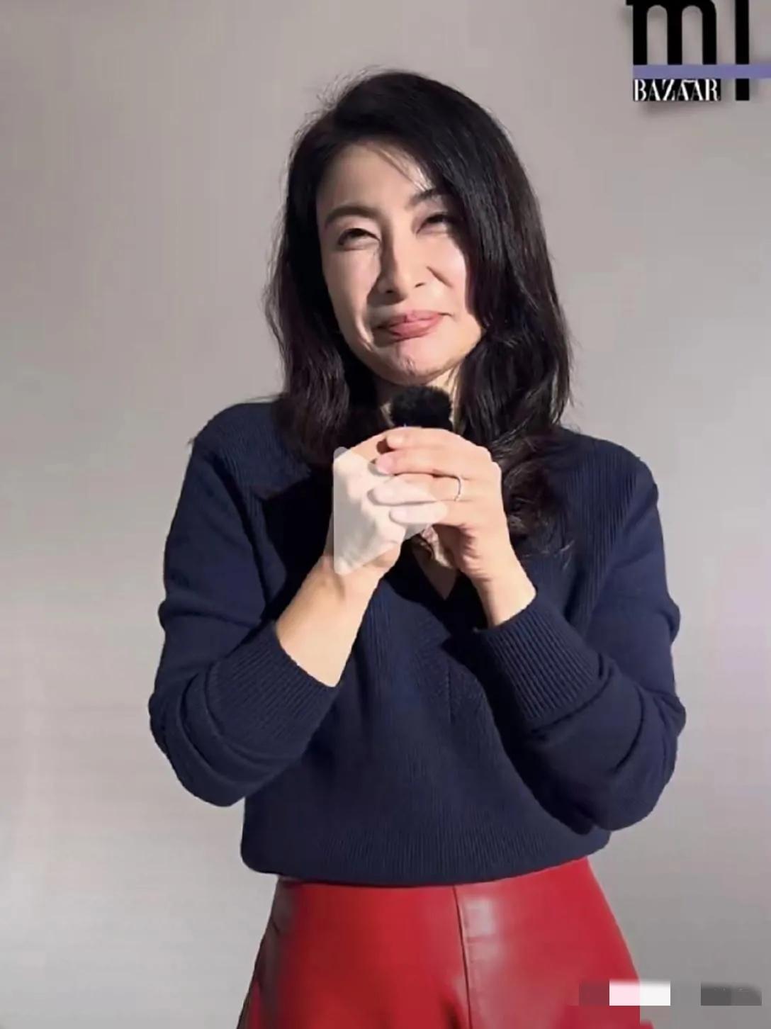 哇塞，原来未曾精修的郭晶晶也是有些花容失色了：皮松肉垮，法令纹明显，下巴崎岖，眼