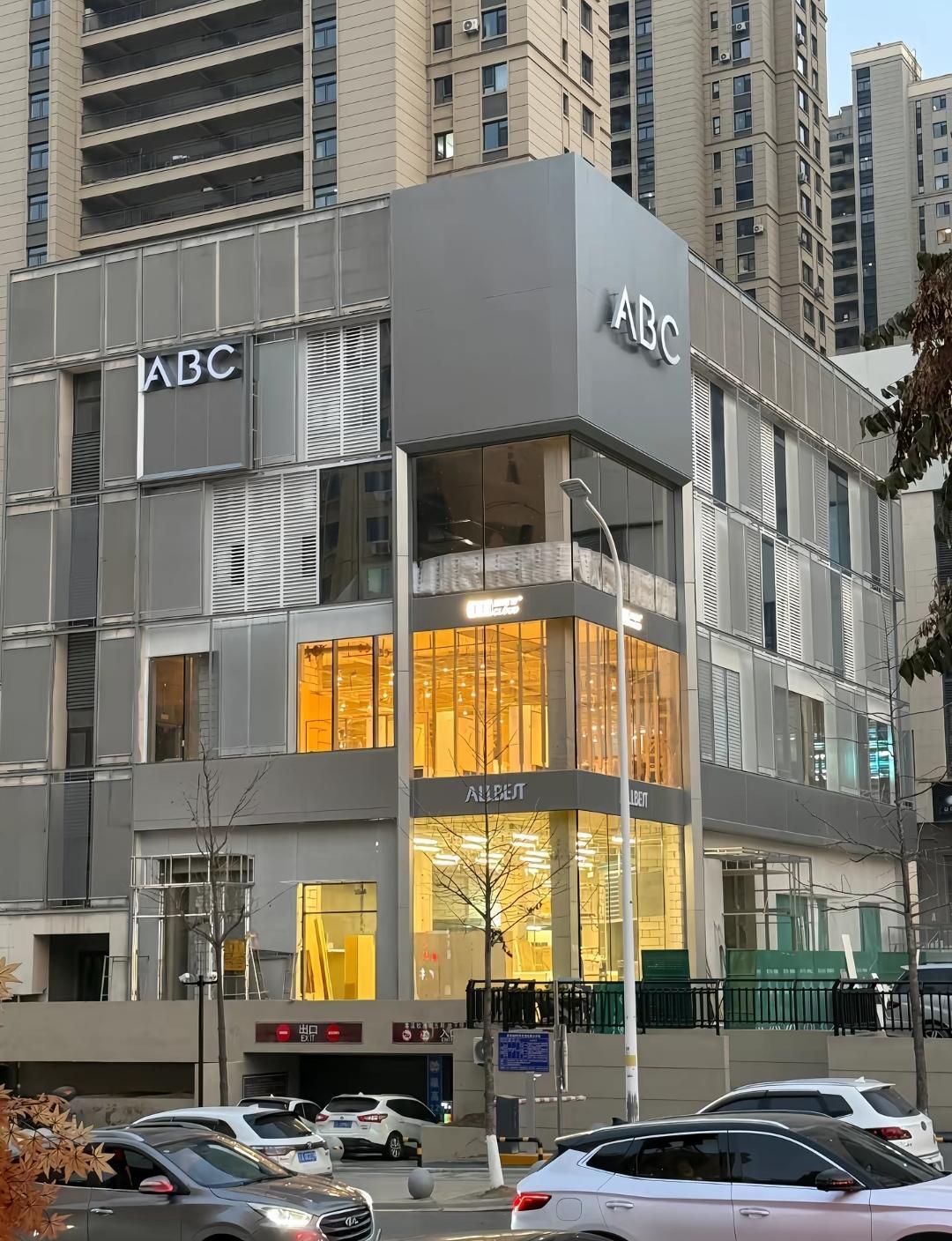 经过两个多月的装修，本溪云上ABC服装店即将正式开业。这就意味着在沈阳、鞍山、盘