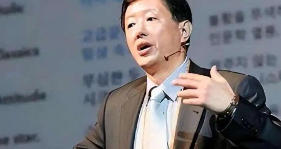 光刻机巨头阿斯麦公司的总裁在2024年曾断言，中国在高端芯片领域要比美国