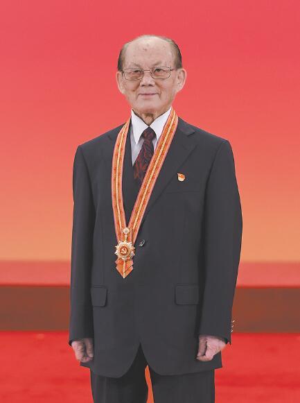 “美国条件更好，带着你的孩子移民美国吧！”这是我国医学专家吴天一前往美国与家人团