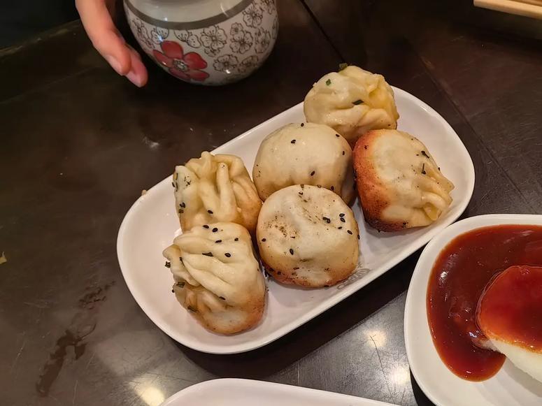 上海人推荐的正宗的大壶春生煎确实好，皮薄而脆，肉馅个大味正，咬一口满嘴流油。