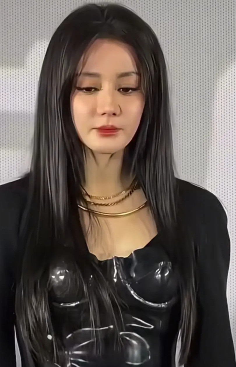 这是谁拍的？把我们迪丽热巴拍得这么丑!这脸都肿成啥样了!嘴巴也瘪得像老太一样