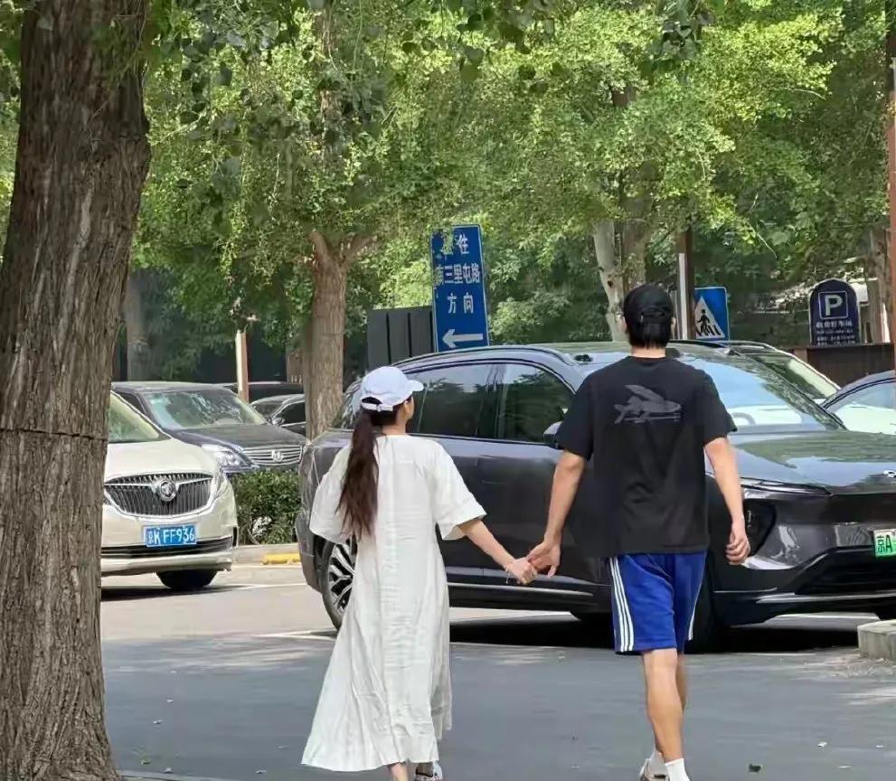 金莎孙丞潇一起旅游又被偶遇了。两个人有着最少30cm的身高差，19岁的年龄差，