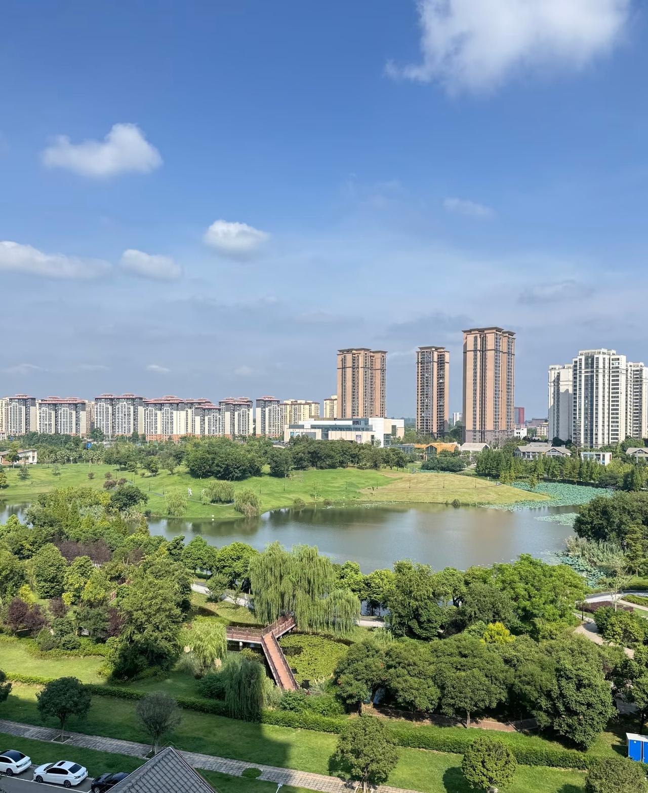 三线城市入手了一套挨着景区的房子，总房款75万。精装修后直接托管做民宿，不用