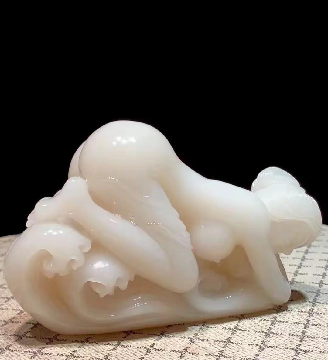 中秋节前男朋友送了我一个小玉雕，说材质是羊脂白玉，像我的皮肤一样。我问他可以卖多