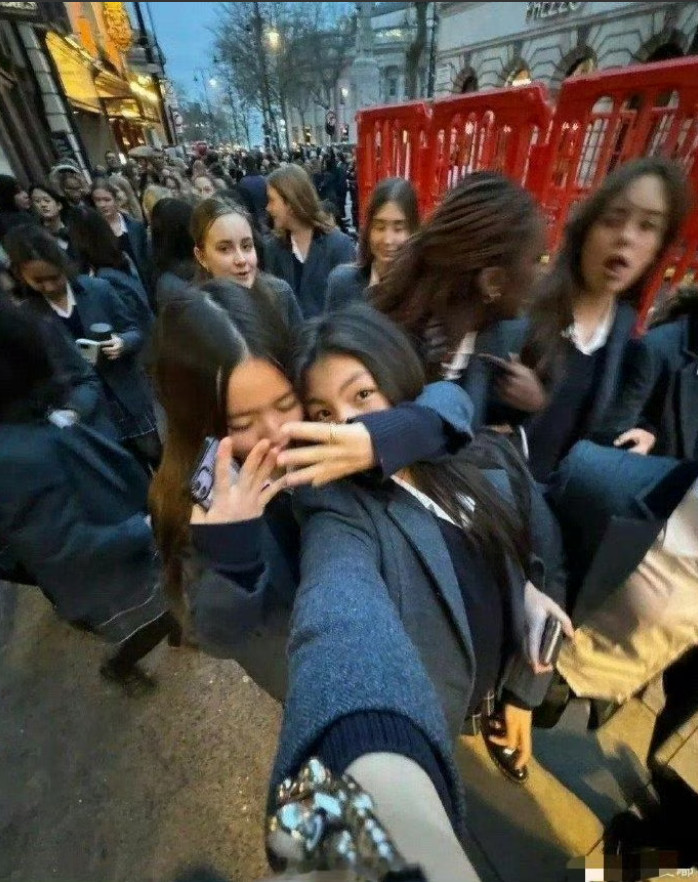 李湘曾言“我女儿未来的朋友一定是来自世界各地”，如今一语成谶。