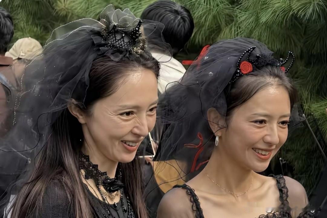 难怪好多人分不清她俩，五官底子简直是一个模子刻出来的，看着真像姐妹俩。年轻时俩人