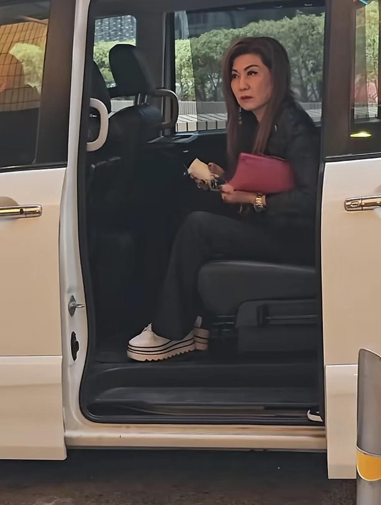 香港TVB大姐大乐易玲被网友抓拍，果然大姐大就是大姐大，这面相，这气场，一看就是