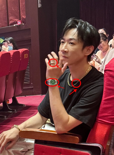 金镯子，金链子，金戒指，还有名表都戴齐了，暴发户的感觉来了。可是他再怎么戴也