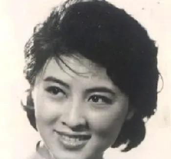 2000年7月21日，最美“阿诗玛”杨丽坤在藤椅上静静离世，丈夫唐凤楼倾尽一生守