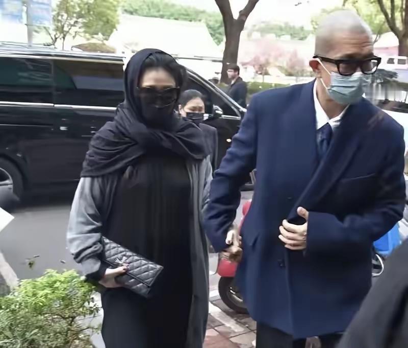 先搞清楚，自从她再婚就不需要给赡养费了，给的是孩子的抚养费，而且汪借她的钱还没还