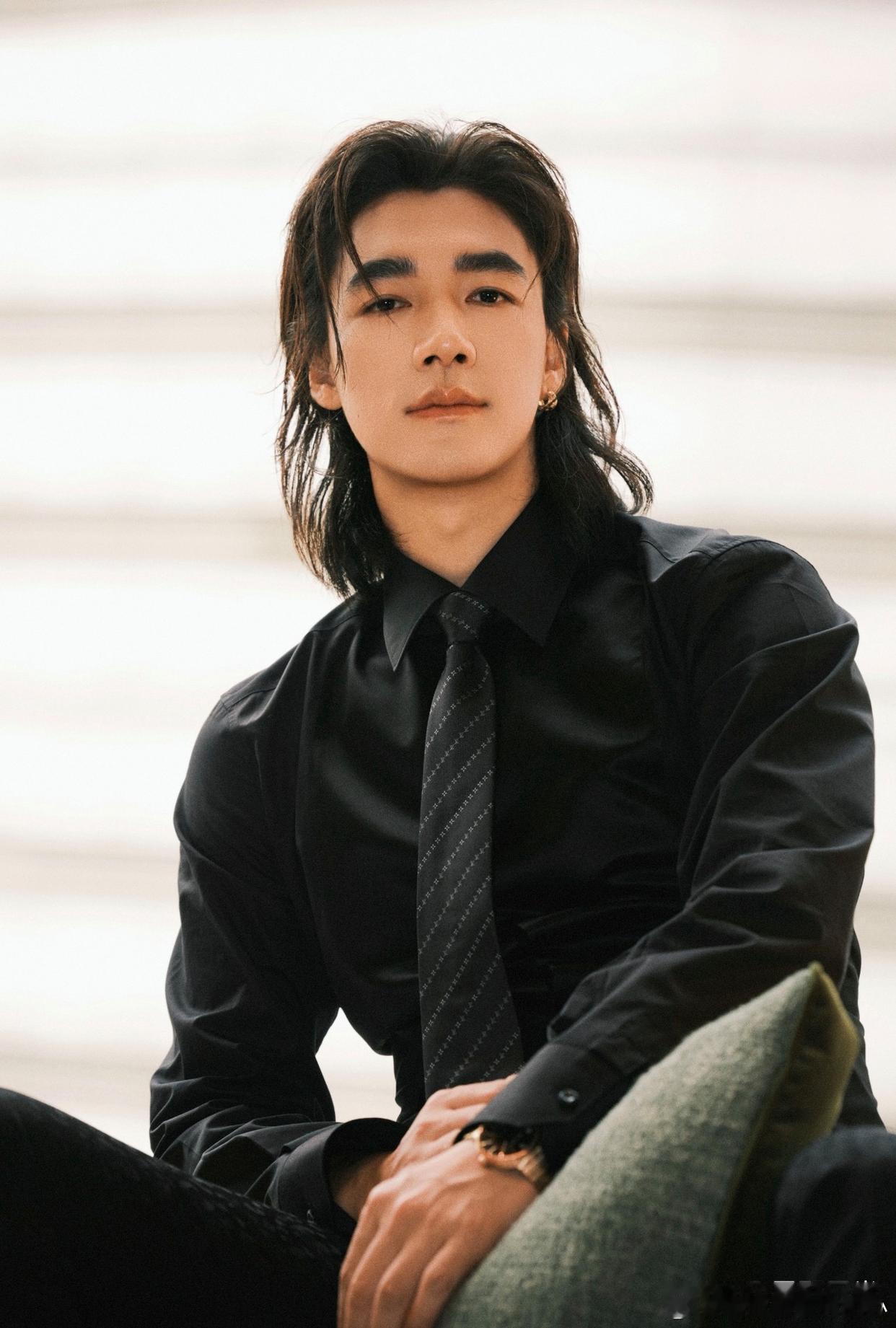 1.辛芷蕾早年并不喜欢自己厚唇的长相，后来团队找来专业人士分析面相，还为她调整