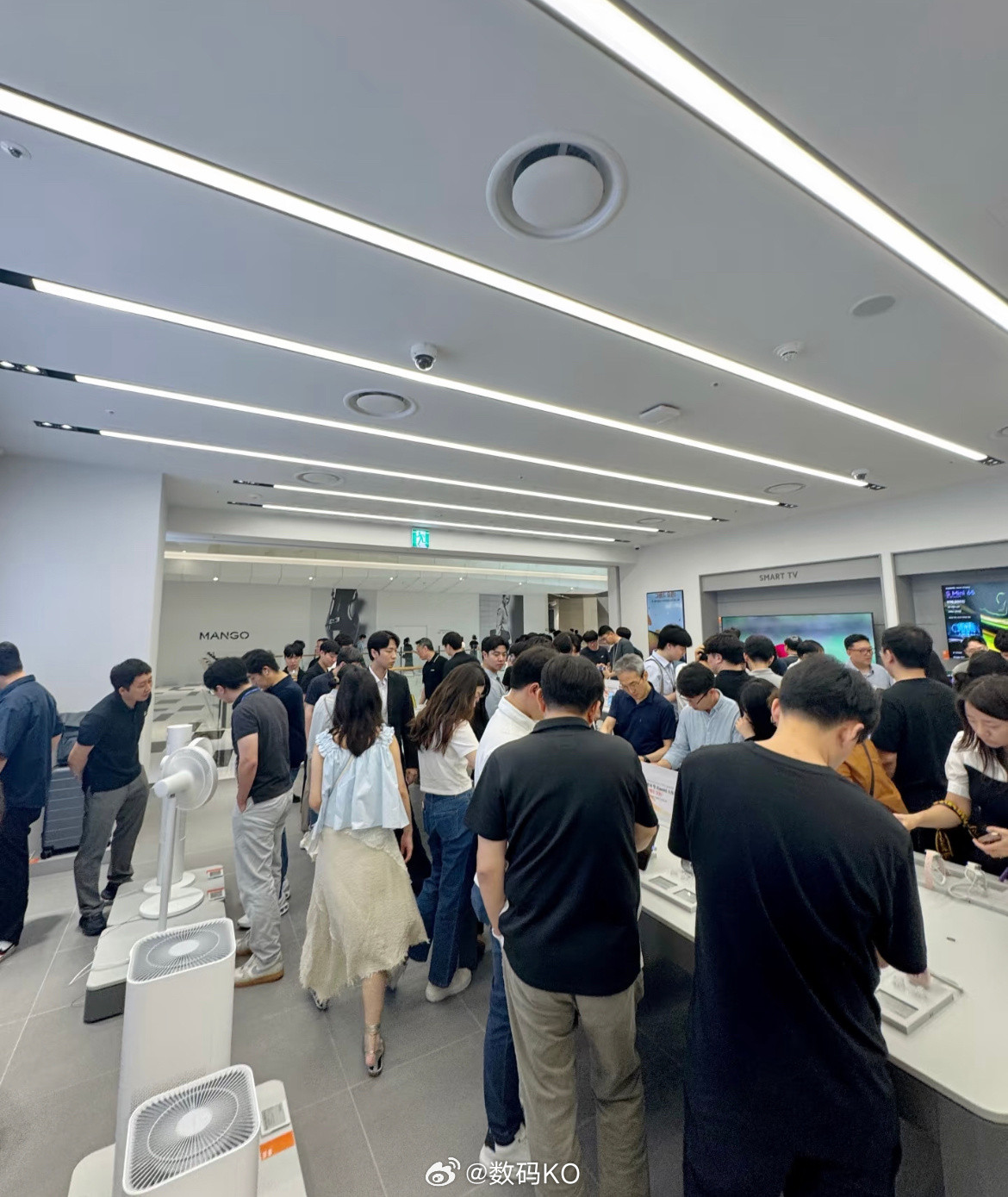 小米之家韩国的门店人还挺多的，小米15Ultra卖170万韩元，约合人民币90