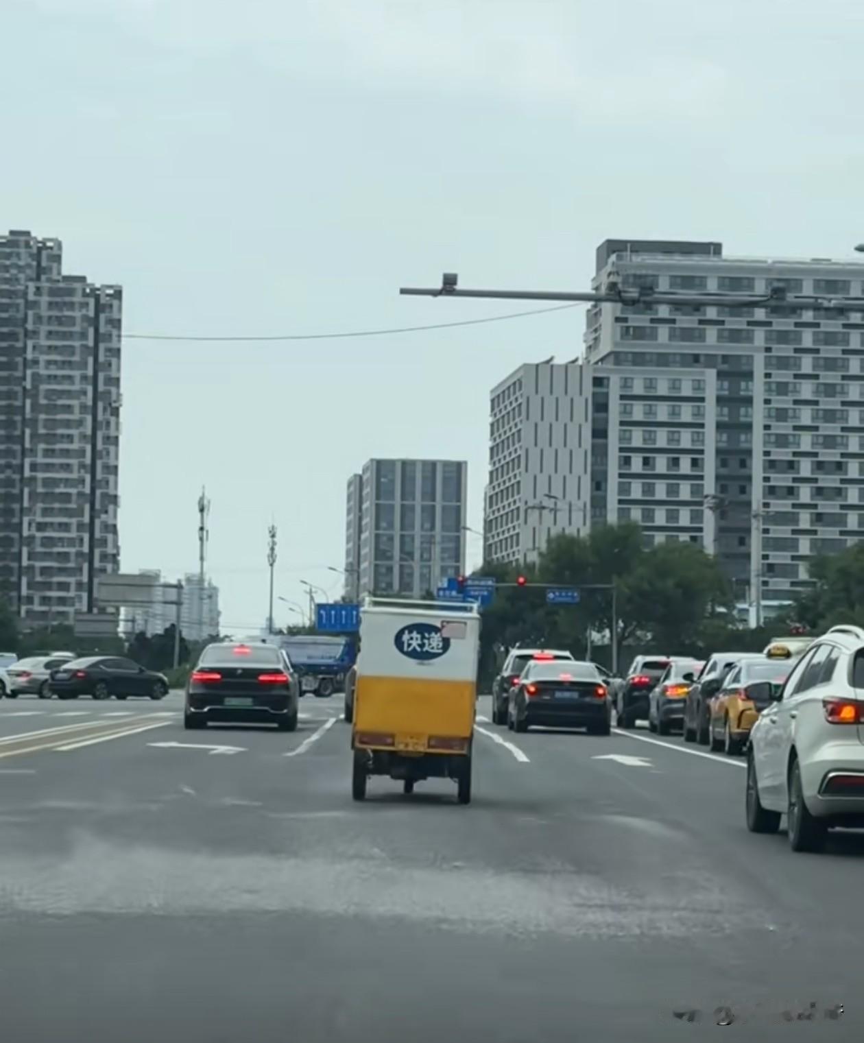 去了几个城市，都发现相同的问题。这种电三轮车拥有最高路权。如果不堵车的时候，就在
