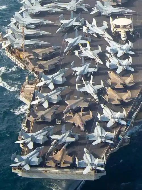 美航母停满舰载机icon，非常壮观，但F-35icon的颜色让全世界都笑了