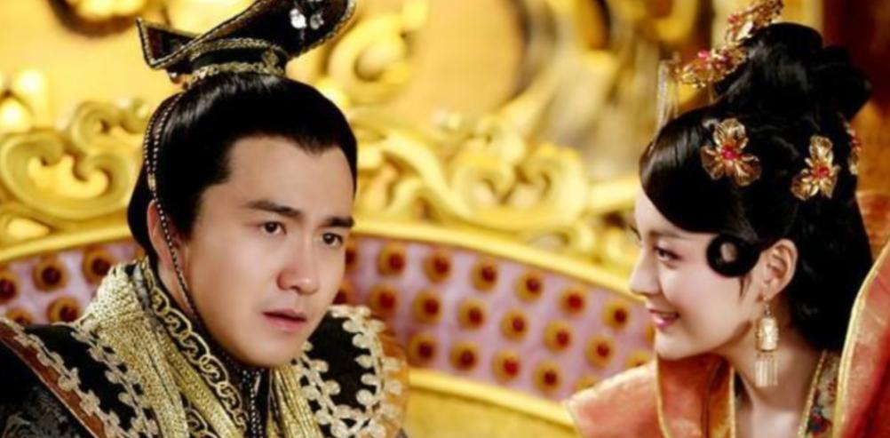 905年，吴王杨行密已装瞎三年，王后朱氏以为他是真瞎了，公然和侍卫调笑，宫女们低