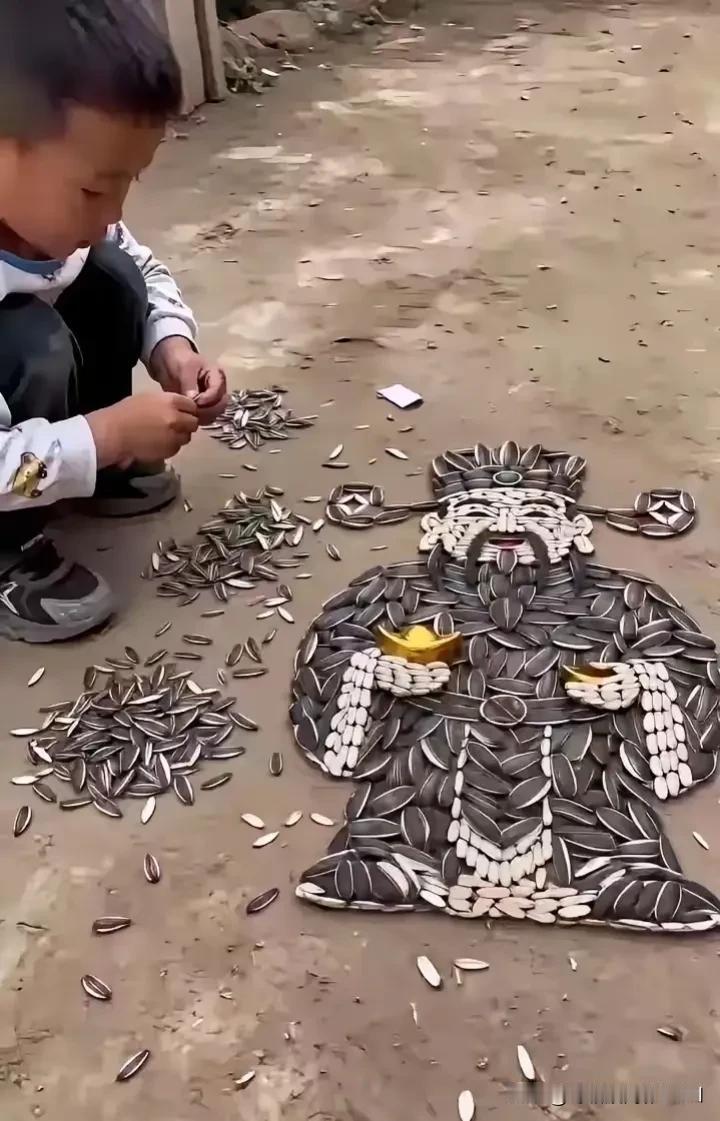 傍晚在门口和邻居聊天，邻居家的小男孩拿着两只假的金元宝在玩耍。我拿了一袋瓜子给他