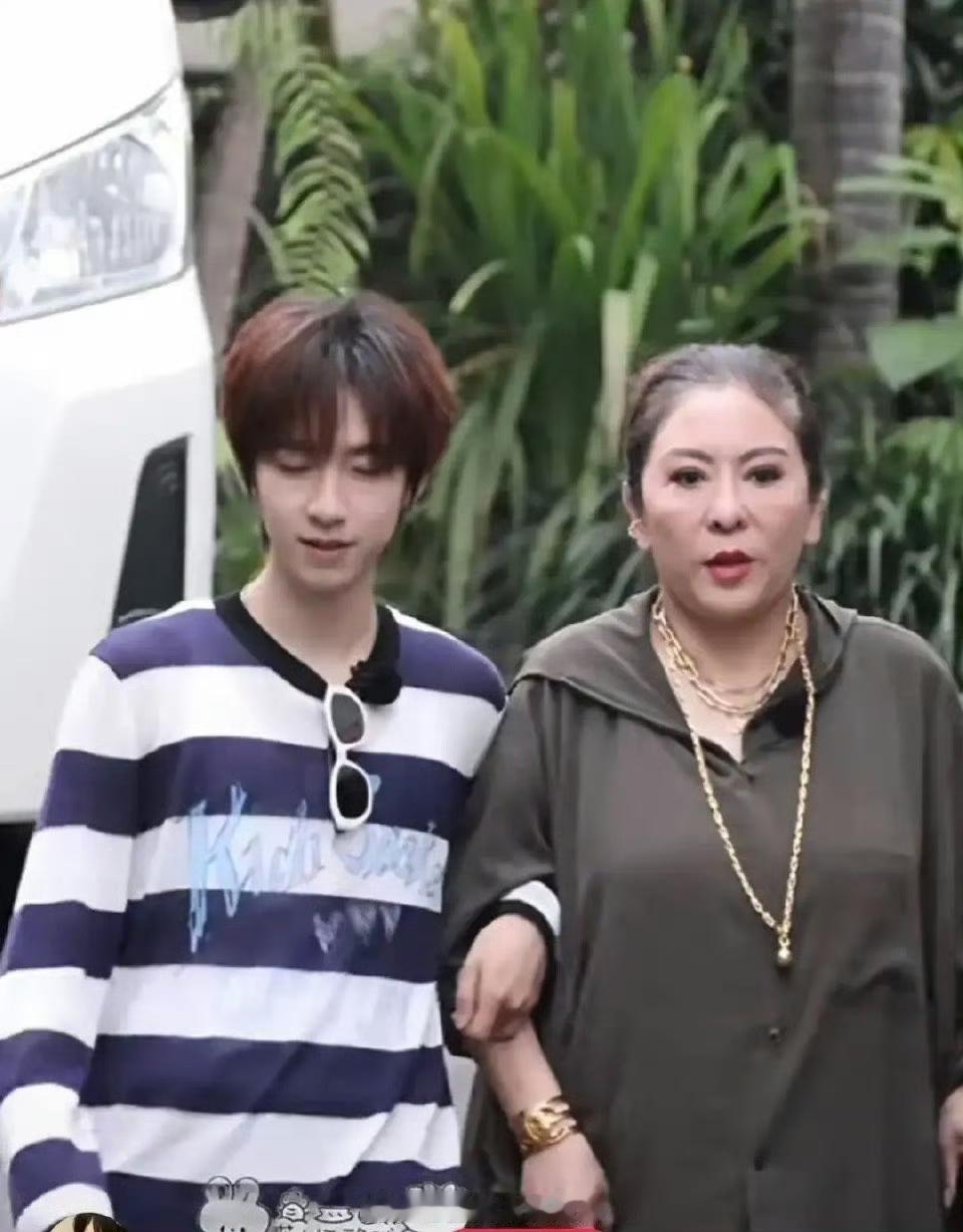 终于知道向太为啥要准备那么多帽子了，头发稀疏。没了雍容华贵的衣服和帽子，向太跟普