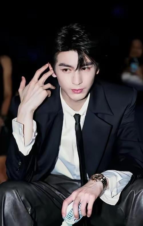 郑丽文喊话张凌赫赴台，体现了文化、情感与政治多重动因交织下的高情商操作。一是因为