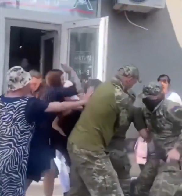 乌克兰征兵办踢到铁板了！征兵办开着蓝色面包车上门口抓人，本以为手到擒来，结果踢到