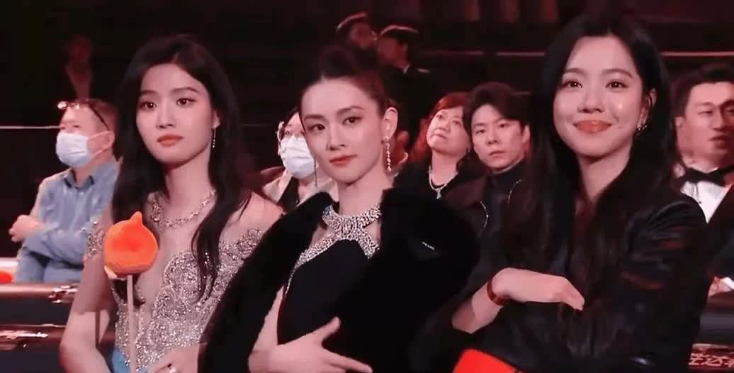 有陈昊宇在的镜头里，其他女明星都得靠边站——这颜值杀伤力也太绝了！她的