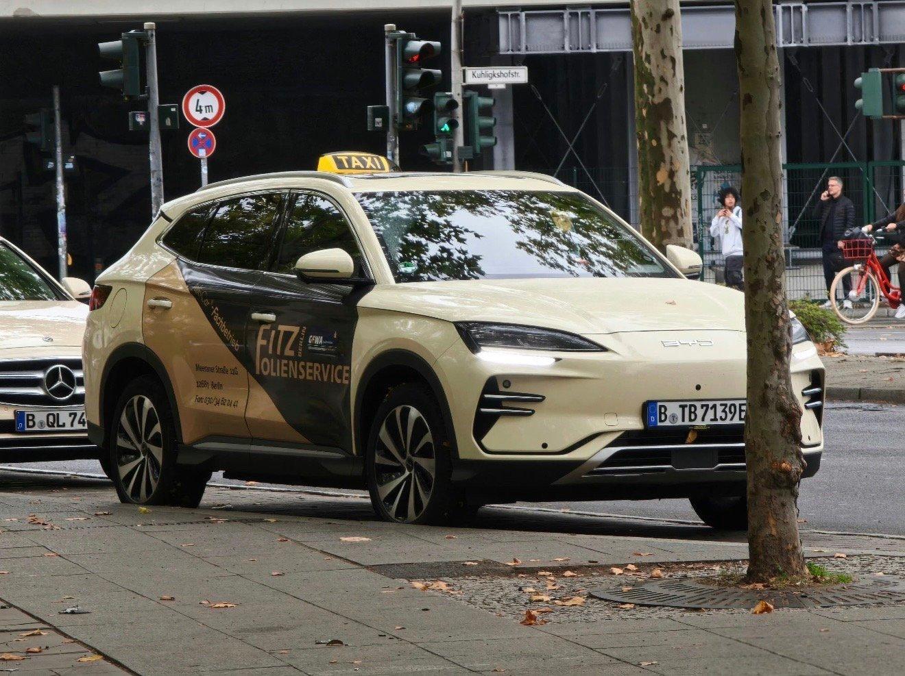 比亚迪在欧洲跟奔驰一起跑出租。是我有滤镜吗，我怎么觉得这个配色的比亚迪比奔驰还好