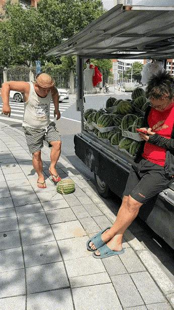 这个故事告诉我们大夏天的没事离西瓜摊远一点儿少在边上晃悠[笑着哭]