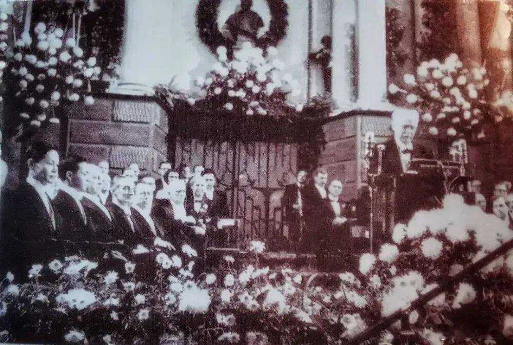 瑞典王室🇸🇪1957年，杨振宁从瑞典国王手中接受诺贝尔奖牌和奖状。杨振宁逝