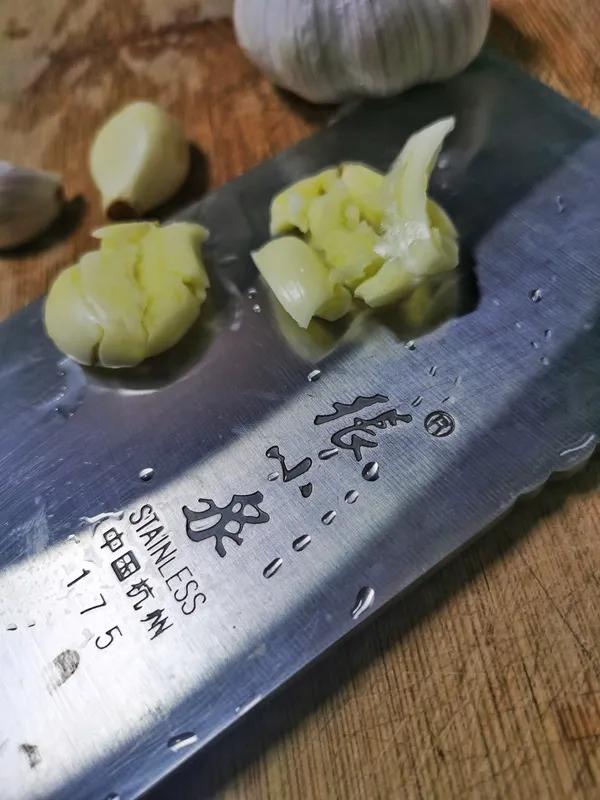我家那把仅值10元的菜刀，竟已默默陪伴了我们十年。它本是购买橱柜时的赠品，外观朴