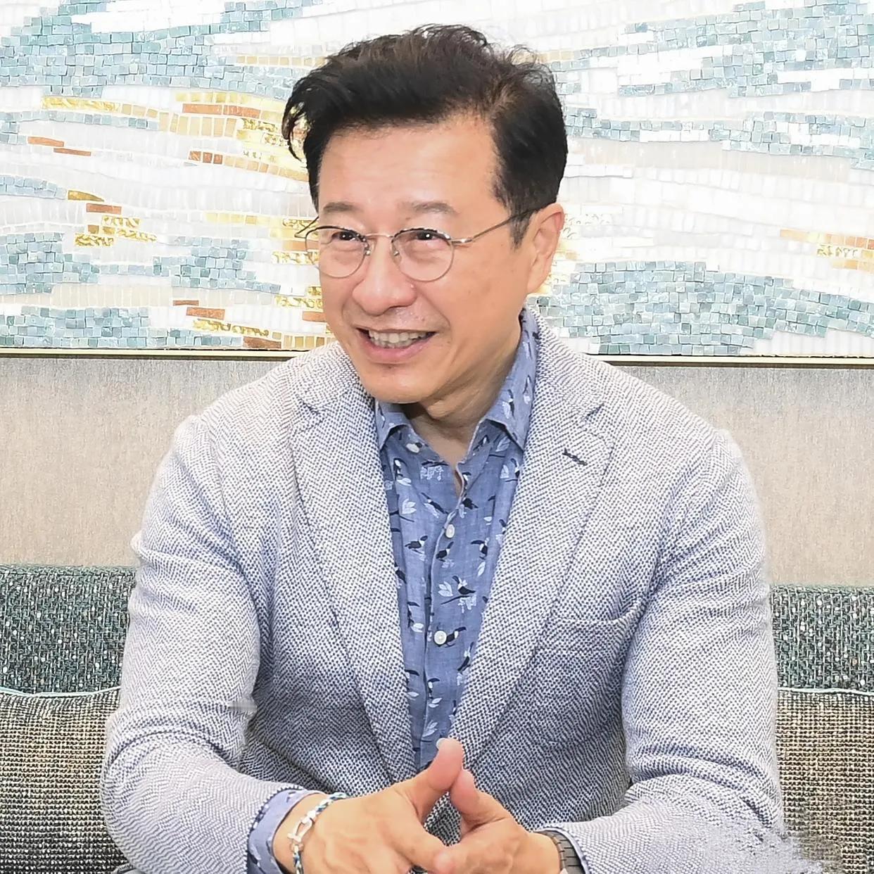 他是毕春芳的儿子，把LV巨轮开进上海街头，赚外国人钱养上海的地本人那天也去凑