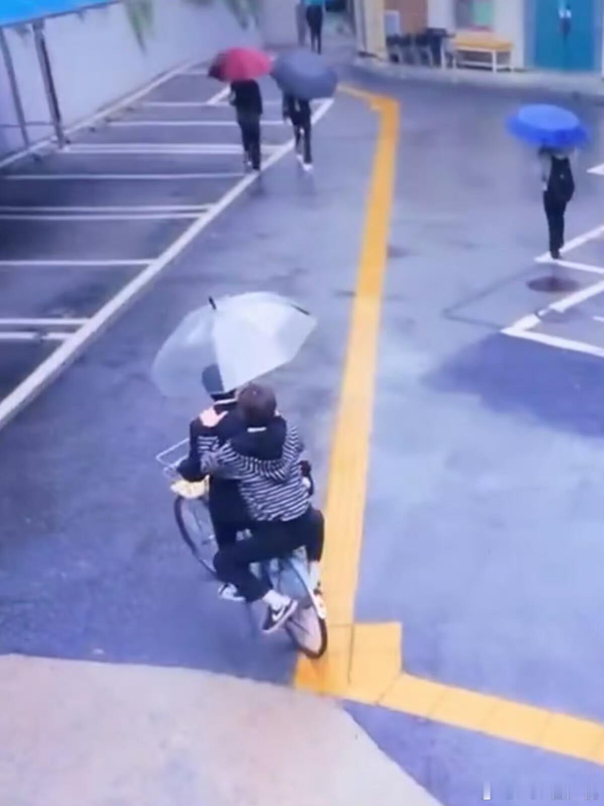 他的屁股已经翘到可以顶起一瓶汽水