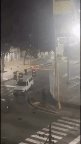 更多委内瑞拉士兵部署到加拉加斯街头的画面，出现的装甲车和特种部队。只要有足够