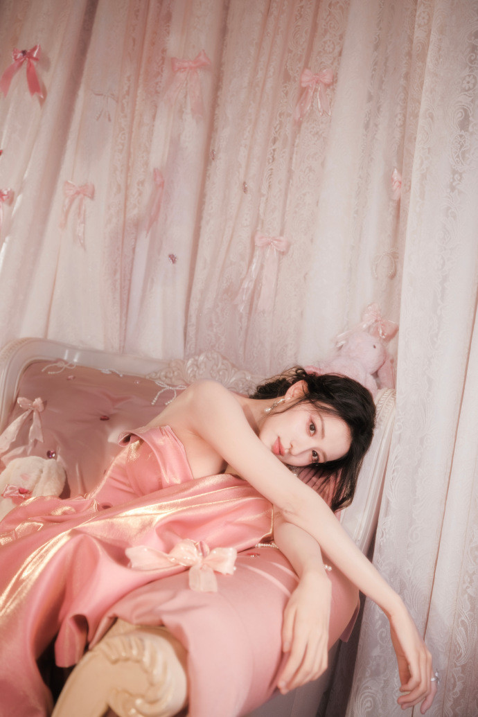 王楚然顶着满头蝴蝶结被王楚然这组造型美晕，满头发间的蝴蝶结太吸睛，粉色系的搭配