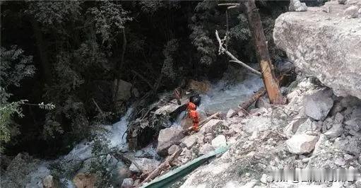 彭水山体垮塌传来坏消息，失联中巴残骸终被找到重庆彭水山体垮塌搜救现场传出让