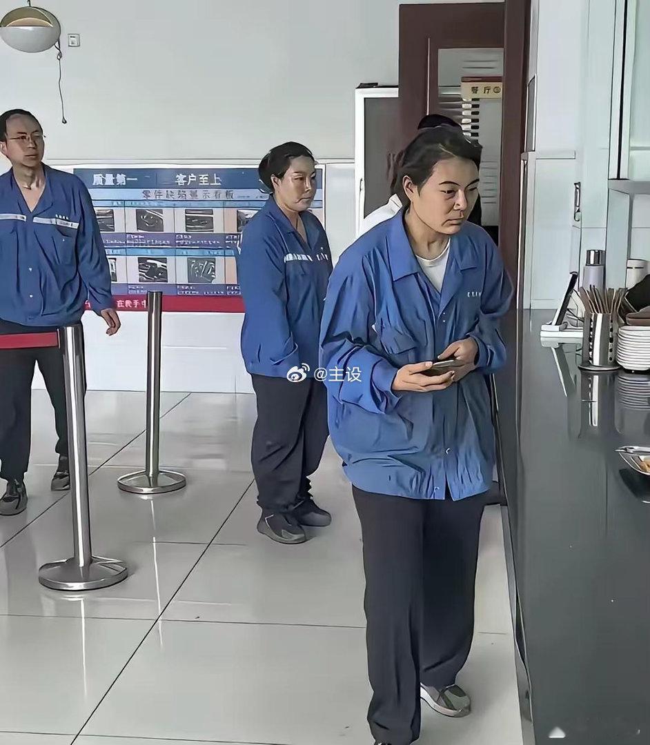 进厂拧螺丝，常年加夜班。时间一长，人都会变成这副模样。