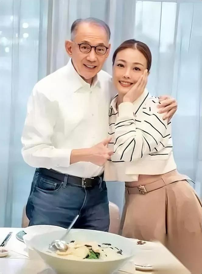 容祖儿上热搜了评论区吵翻了居然是因为她在英皇25周年演唱会上的一句话。