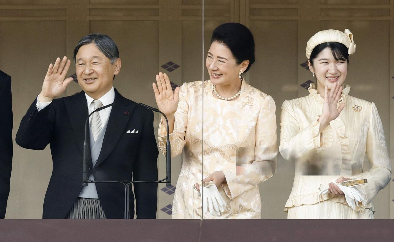 确定这两人是亲兄弟，德仁国王和文仁亲王，两人长得一点儿都不像。王室由于近亲结婚