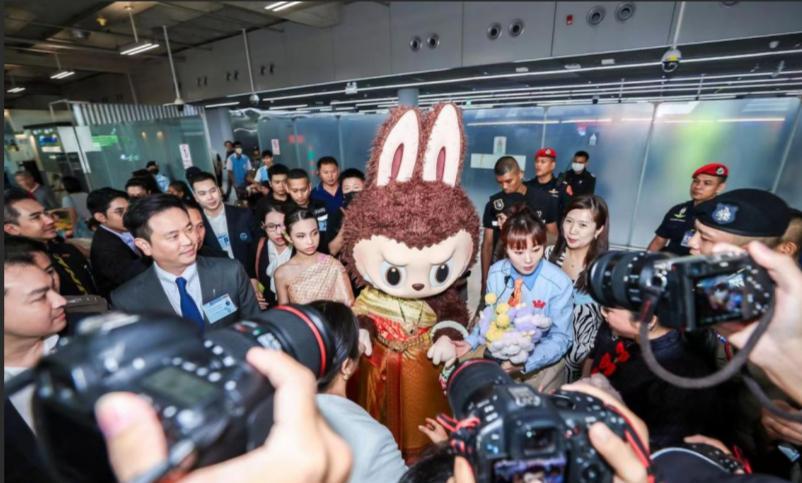 情绪拉满玩出花样，Labubu带红玩偶美甲、玩偶光疗泡泡玛特Labubu一炮而