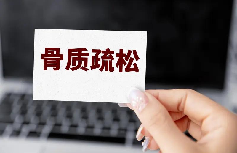 年纪大骨骼变脆弱，易骨折受伤恢复也更慢。中老年骨质骨折康复误区中年骨折骨折