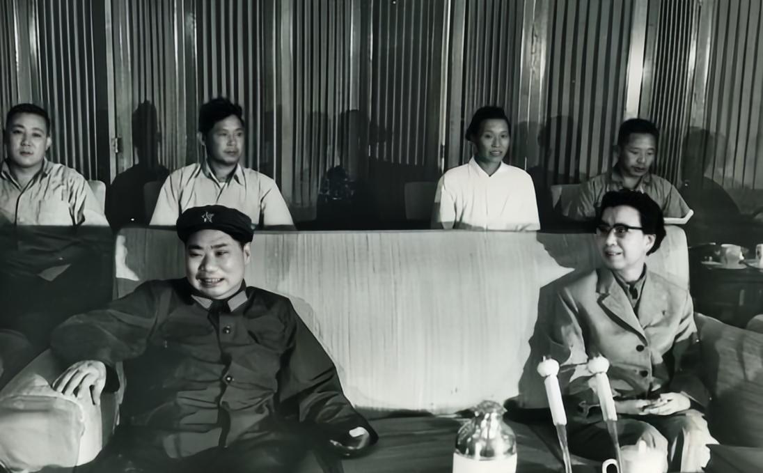 江青诬陷说，林彪叛逃前的9月12日，毛主席路过济南，杨得志却擅离岗位，借故不见毛
