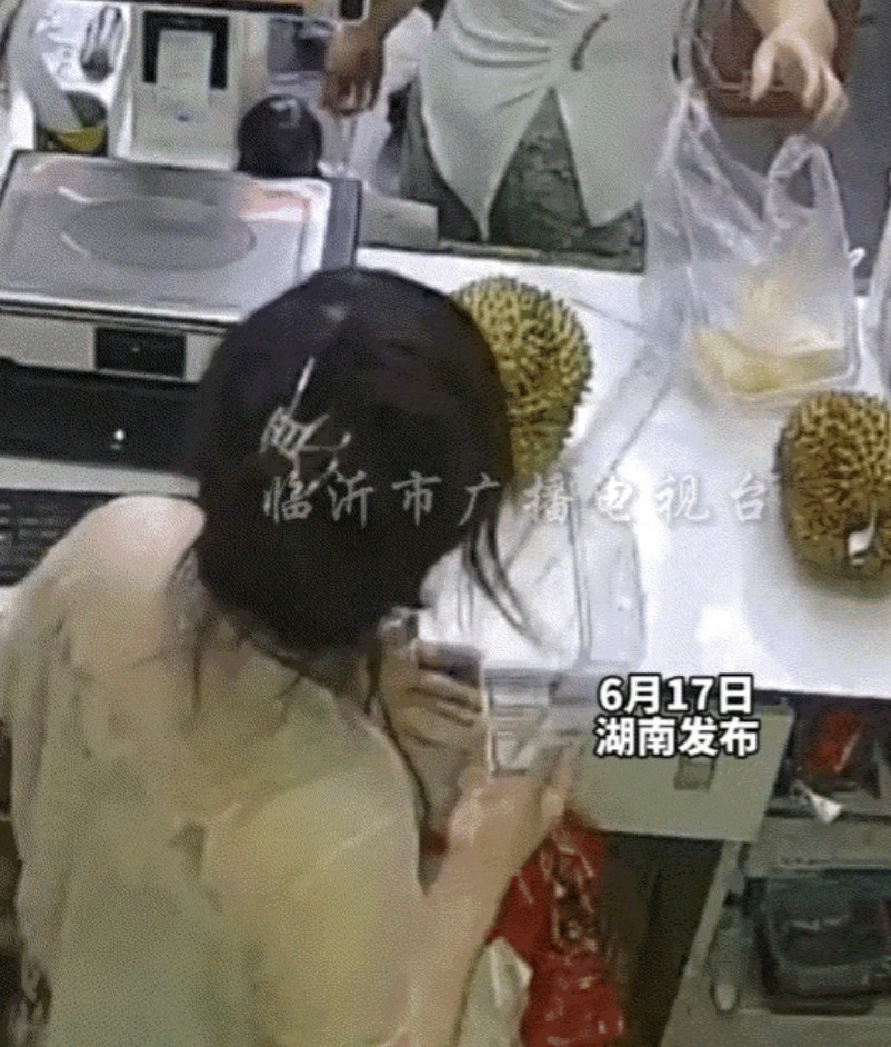 太过分了！湖南，妈妈带着两个孩子去水果店买水果，看到剥好的榴莲，就给两孩子一人拿