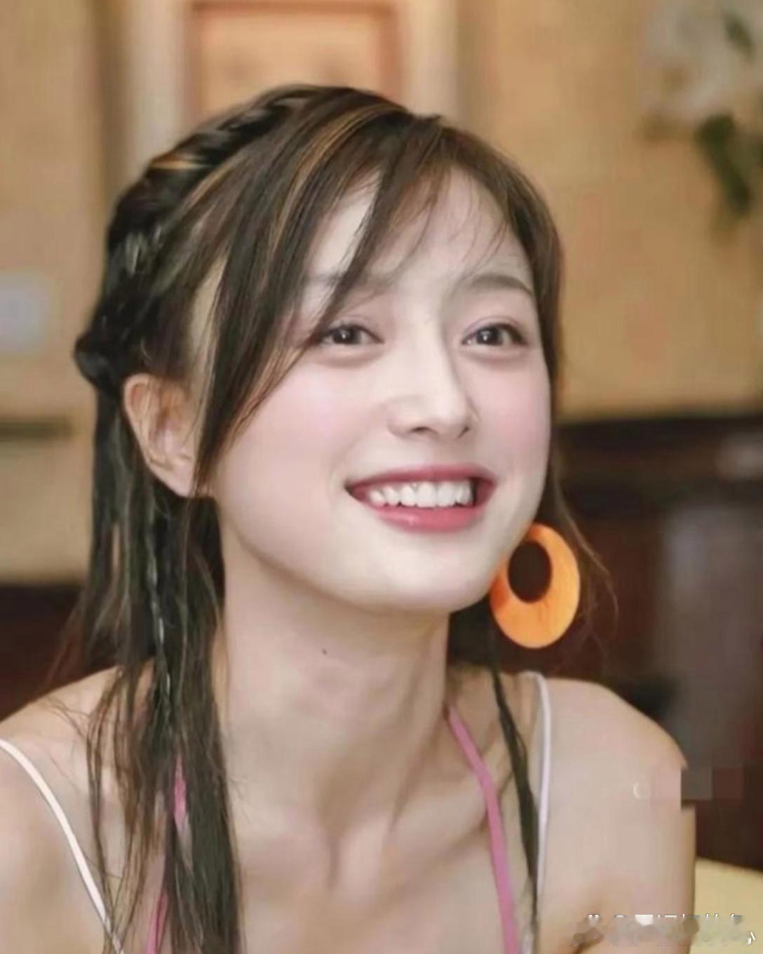 秦岚年轻的时候。