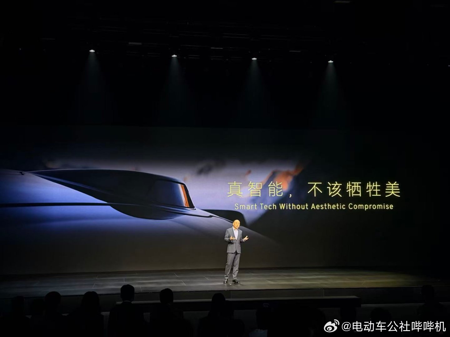 接上一条，路特斯真不愧是空气动力学的王，居然给路特斯FORME用了可隐藏式激光