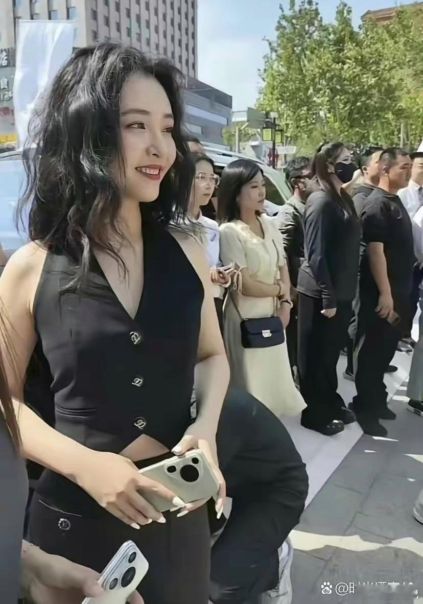 这居然是生图，感觉她前夫真的需要去看眼睛了​​​