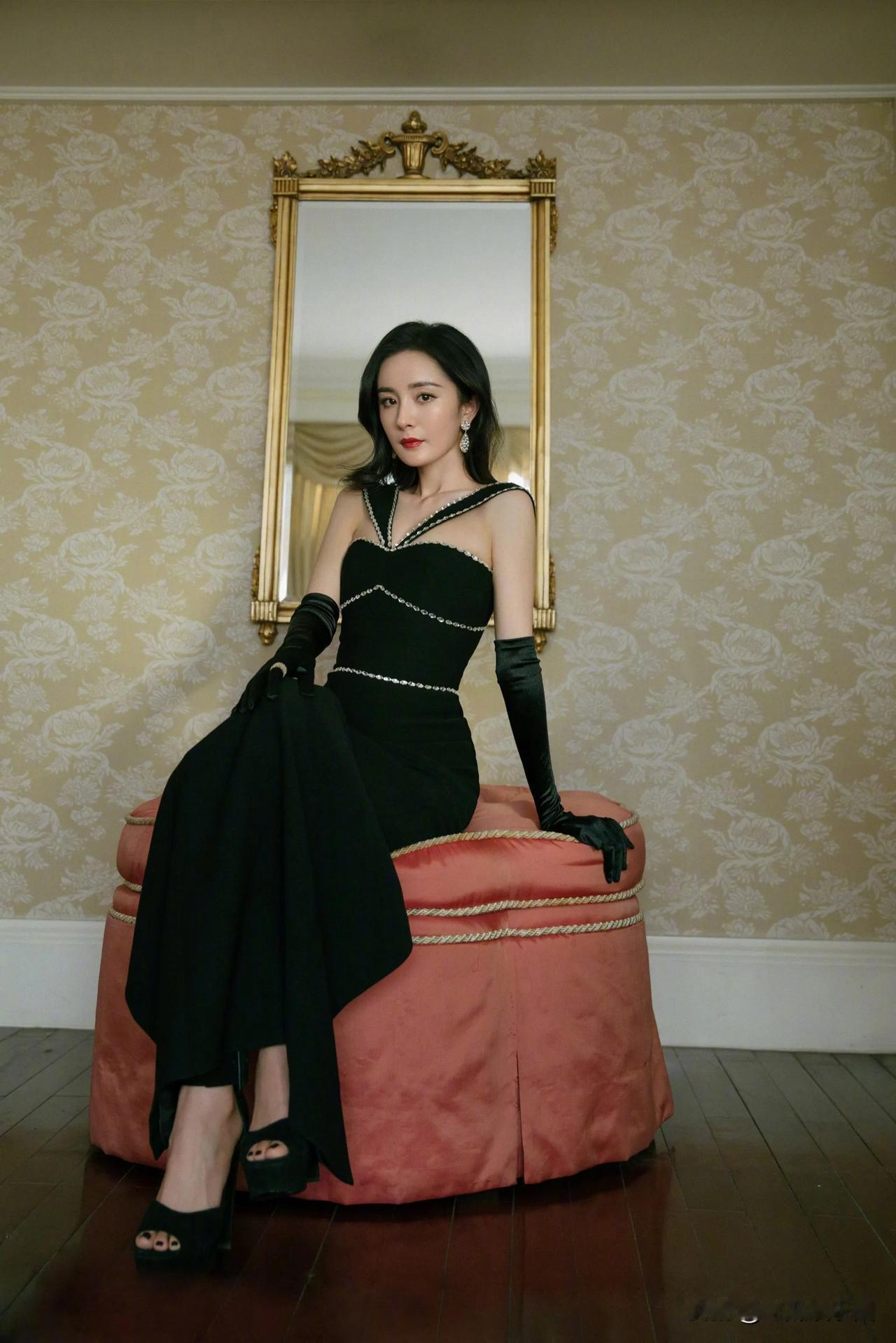 杨幂烈焰红唇性感黑裙