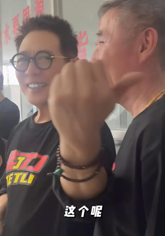 11月8日，李连杰晒出探班吴京影武堂训练基地的视频。视频中，吴京身着队服、戴黑帽