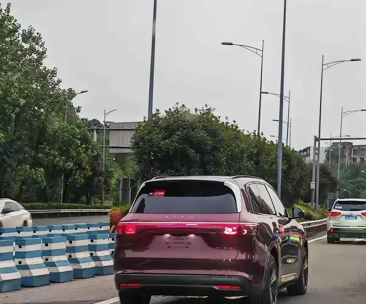 朋友们，问界又出新车了吗？这是M几？上班路上偶然遇到了，还没有上牌，真的